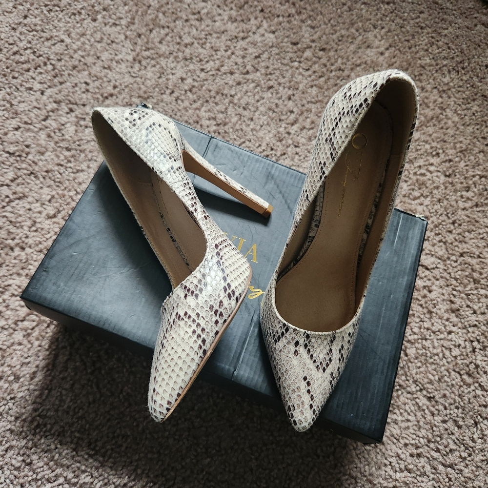 Pointy Toe Snakeskin Heels - Picture 2 of 3